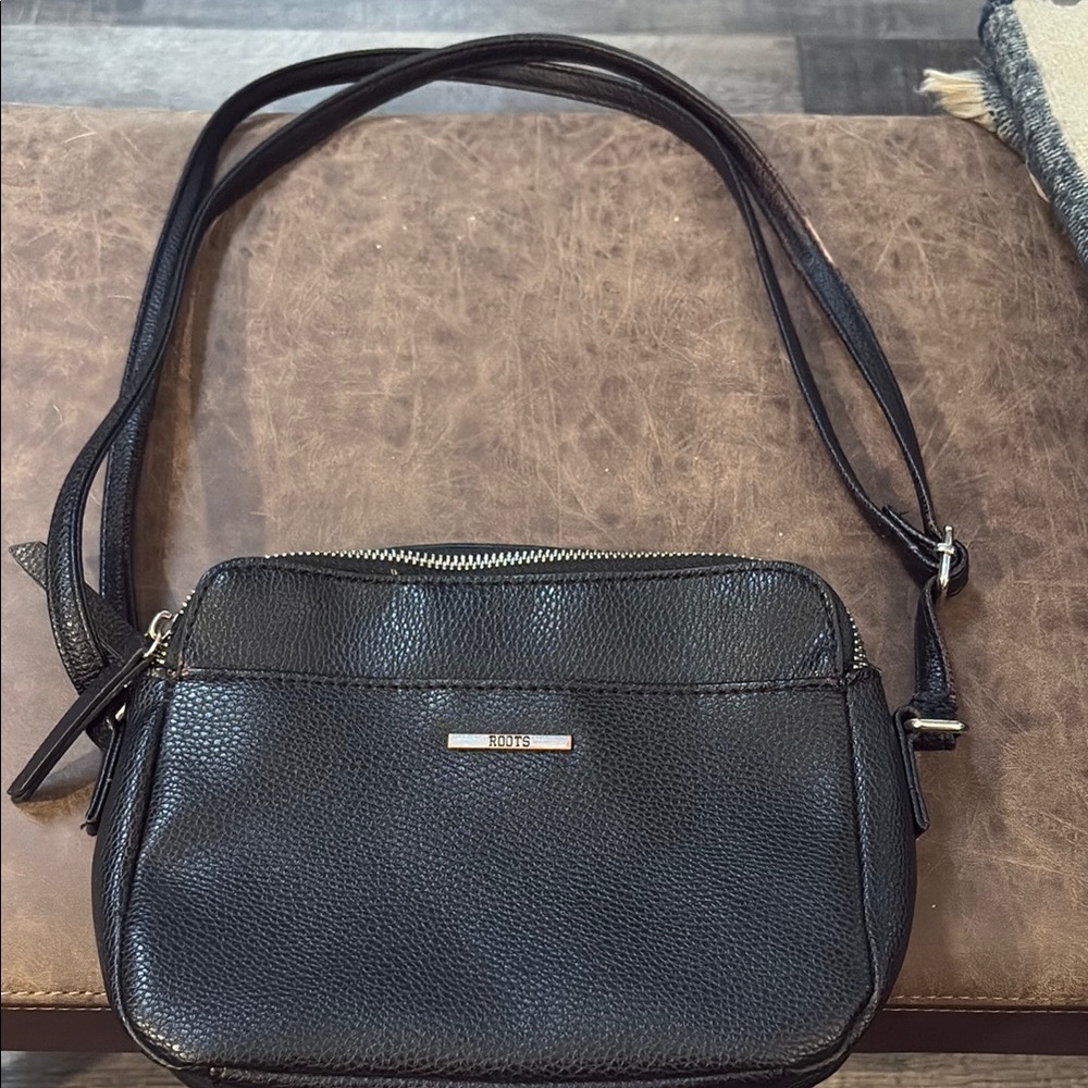 🌺Roots Black Textured Leather Crossbody Bag with Double Strap